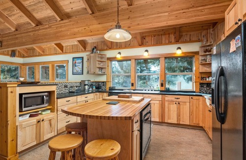 Government Camp House | Fantastic Custom Mountain Cabin w/Lodge Vibes, Hot Tub, Home Theater
