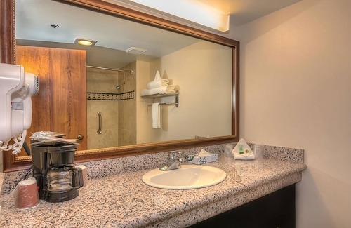 Grand Junction Hotel | Fantastic Deal! Close to Redlands Mesa Golf Course! Indoor Pool, Free Parking!