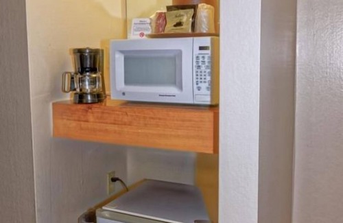 Grand Junction Hotel | Fantastic Deal! Close to Redlands Mesa Golf Course! Indoor Pool, Free Parking!