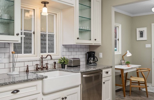 Woodstock House | Fantastic Eastmoreland Gem, Pet Friendly, Close to Reed College, Hot Tub, 5 Miles to Portland