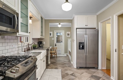 Woodstock House | Fantastic Eastmoreland Gem, Pet Friendly, Close to Reed College, Hot Tub, 5 Miles to Portland