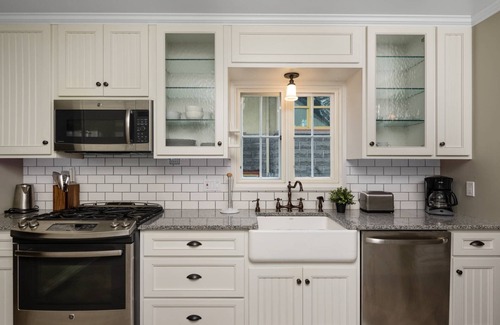 Woodstock House | Fantastic Eastmoreland Gem, Pet Friendly, Close to Reed College, Hot Tub, 5 Miles to Portland