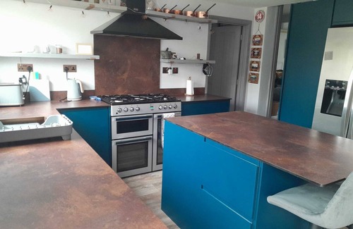 Woolacombe House | fantastic family home- central village location & short level walk to beach