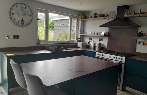 Woolacombe House | fantastic family home- central village location & short level walk to beach