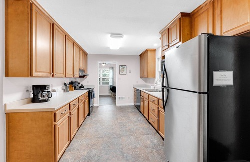 Warner Robins House | Fantastic for Extended Stays & Work Crews- 10 beds, 5 bedrooms, 2.5 baths