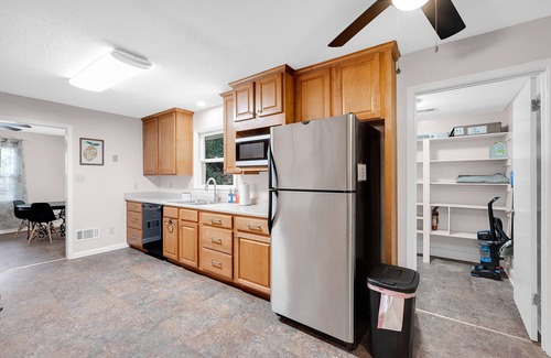 Warner Robins House | Fantastic for Extended Stays & Work Crews- 10 beds, 5 bedrooms, 2.5 baths