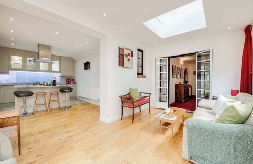 Portsmouth Apartment | Fantastic garden flat in a stylish Art Deco building Southsea