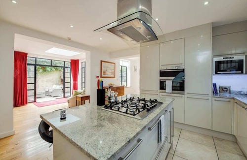 Portsmouth Apartment | Fantastic garden flat in a stylish Art Deco building Southsea