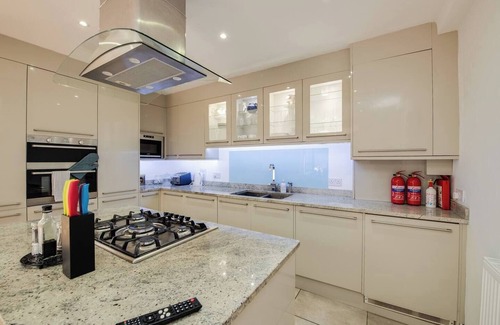 Portsmouth Apartment | Fantastic garden flat in a stylish Art Deco building Southsea