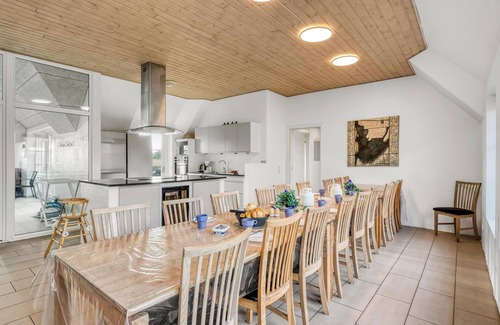 Sundhuse House | Fantastic holiday home with pool and spa for 20 people.