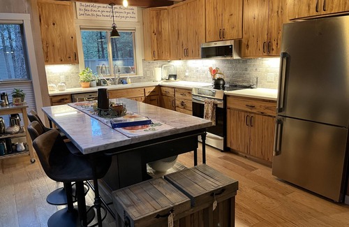 Black Butte Ranch House | Fantastic House! 1900sf, 4 bed 3.5 baths, air, sleeps 8. Great deck. Near GMrec.