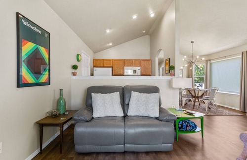 Bozeman House | Fantastic! Immaculate 2BR, 1BA house, garage, open space