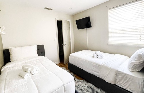 Burbank House | Fantastic Modern 3b 2bath home near NoHo West