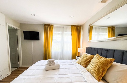Burbank House | Fantastic Modern 3b 2bath home near NoHo West