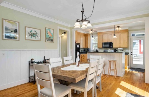 Otter Rock House | Fantastic Olivia Beach Retreat, Hot Tub, One Block From Park & Playground, Communal Pool, Gym