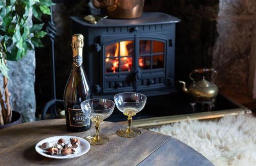 Penmaenmawr House | Fantastic sea views at Century's old Alma's Cottage - Sleeps up to 8 guests