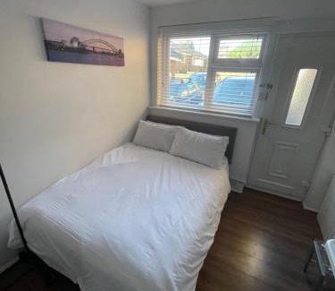 Thamesmead Apartment | Fantastic Studio, Private bathroom and Mini Kitchen.