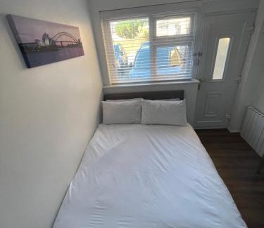 Thamesmead Apartment | Fantastic Studio, Private bathroom and Mini Kitchen.