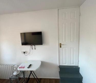Thamesmead Apartment | Fantastic Studio, Private bathroom and Mini Kitchen.