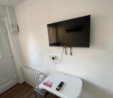 Thamesmead Apartment | Fantastic Studio, Private bathroom and Mini Kitchen.