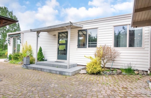 Ooltgensplaat House | Fantastic Villa in Ooltgensplaat With Jetty