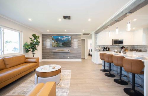 Lake Worth Corridor Villa | Fantasy Resort OMG PoolWaterfall outdoorKitchn Gym