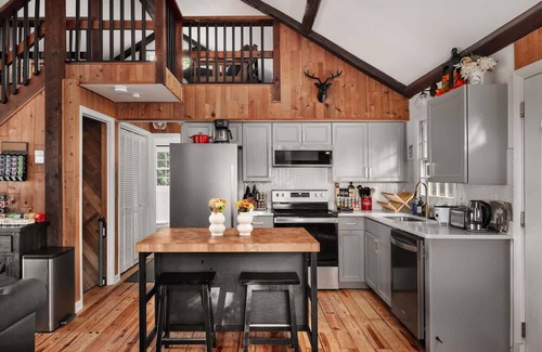 Front Royal Cabin | Far View Cabin | Private Retreat w/Hot Tub, Grill, Multiple Decks, Games & More
