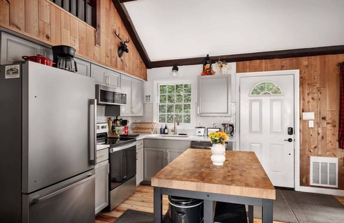 Front Royal Cabin | Far View Cabin | Private Retreat w/Hot Tub, Grill, Multiple Decks, Games & More