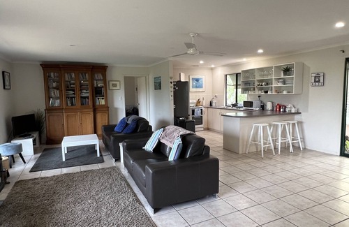 Bay Of Shoals House | Farm Home * + Air Con * Free WIFI * Beautiful Bush Views * Wildlife