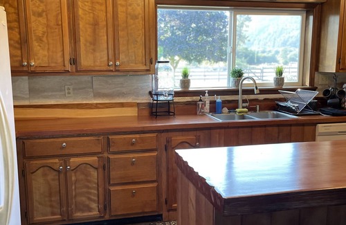 Klamath House | FARM HOUSE ON ACREAGE IN THE REDWOODS