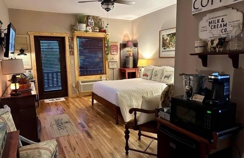 Stanardsville Hotel | Farmer`s Market Rm. 102
