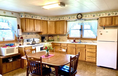Grafton House | Farmhouse 80 Acres Rec Room Peddle Boat Lake Fishing Nature Trl 2 ml to Grafton