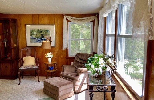 Grafton House | Farmhouse 80 Acres Rec Room Peddle Boat Lake Fishing Nature Trl 2 ml to Grafton