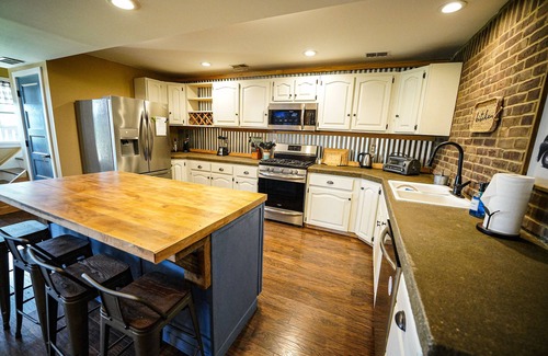 Campton House | Farmhouse by the Lake with FAST Fiber Internet + Washer/Dryer!