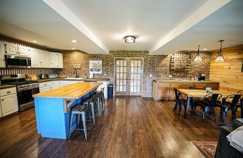 Campton House | Farmhouse by the Lake with FAST Fiber Internet + Washer/Dryer!