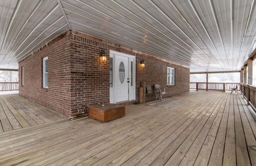 Campton House | Farmhouse by the Lake with FAST Fiber Internet + Washer/Dryer!
