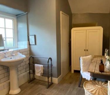 Oswestry House | Farmhouse Cottage set in beautiful countryside