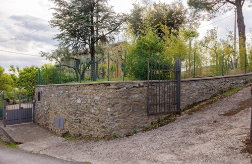 San Pietro a Cegliolo House | Farmhouse in Cortona with Scenic Pool Views
