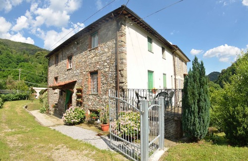 Pescaglia Cottage | Farmhouse in Pescaglia with swimming pool