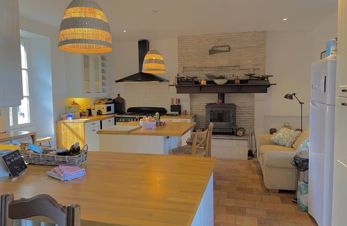 Eymet House | Farmhouse Sleeps 11 with Shared Pool