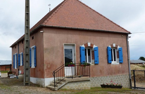 Saligny-sur-Roudon Cottage | Farmhouse with pets allowed, near Le Pal