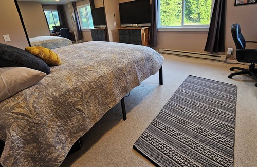 Eureka House | Farmhouse with 280 degree meadow views and amazing back patio.