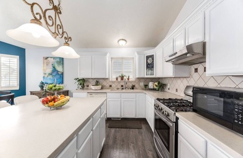 Farmington House | Farmington Gem, fenced yard, sleeps 6