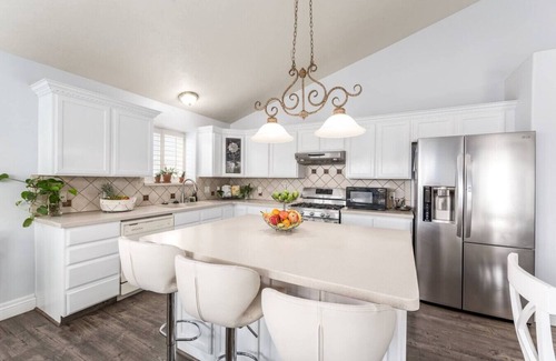 Farmington House | Farmington Gem, fenced yard, sleeps 6