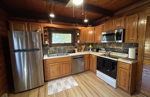 The Woods Cabin | Fast WiFi; Pools, Hiking, fishing, golf. Dog friendly, sports center