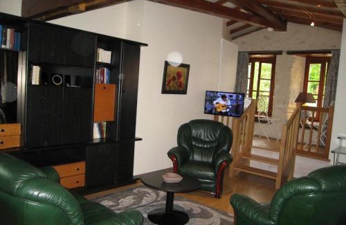 Aubeterre-sur-Dronne Apartment | Faubourg St Jean