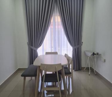 Pekan House | Fawiq Homestay