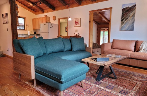 Mazama Cabin | Fawn Creek Hideaway-Dog Friendly, Close to Mazama!
