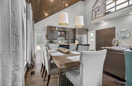 Fayetteville House | Fayetteview Rooftop Balcony Hot Tub 5 Min to DT