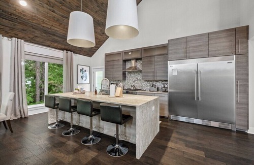 Fayetteville House | Fayetteview Rooftop Balcony Hot Tub 5 Min to DT